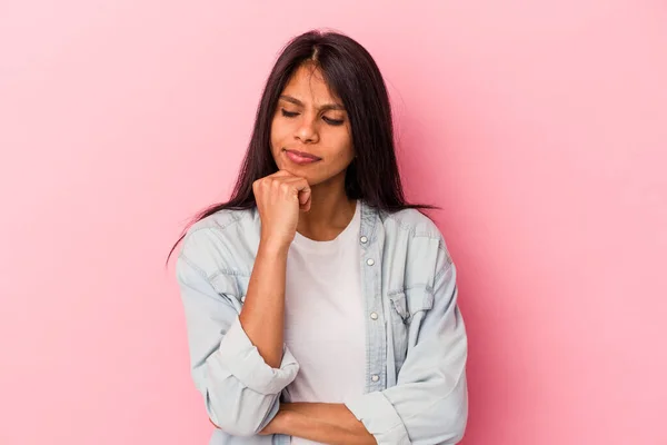 Giovane Donna Latina Isolata Sfondo Rosa Guardando Lateralmente Con Espressione — Foto Stock