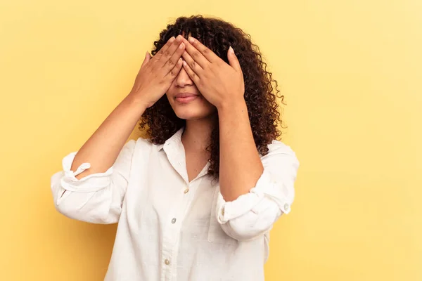 Jovem Mista Mulher Isolada Fundo Amarelo Com Medo Cobrir Olhos — Fotografia de Stock