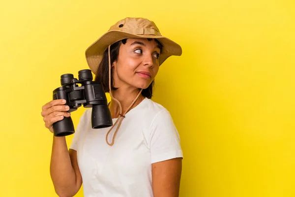 Junge Mischlingsforscherin Mit Fernglas Auf Gelbem Hintergrund Sieht Lächelnd Fröhlich — Stockfoto