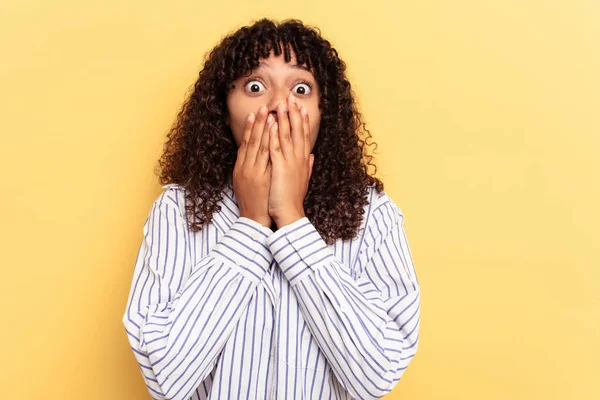 Junge Mischlingshündin Isoliert Auf Gelbem Hintergrund Schockiert Mund Mit Händen — Stockfoto