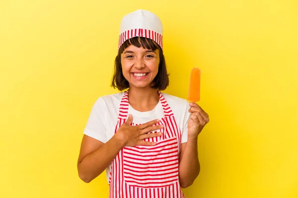 Jovem Mista Sorvete Mulher Segurando Sorvete Isolado Fundo Amarelo Alto — Fotografia de Stock