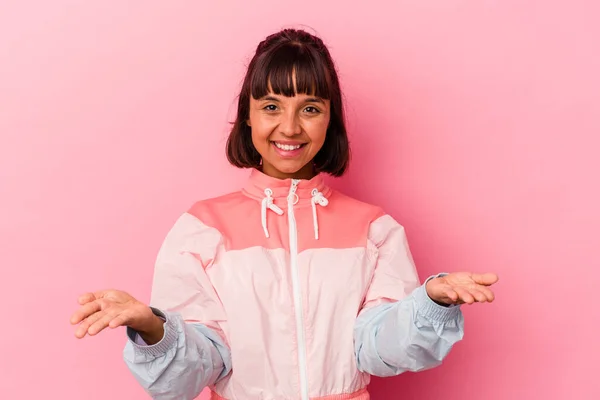 Jovem Mista Mulher Isolada Fundo Rosa Mostrando Uma Expressão Bem — Fotografia de Stock