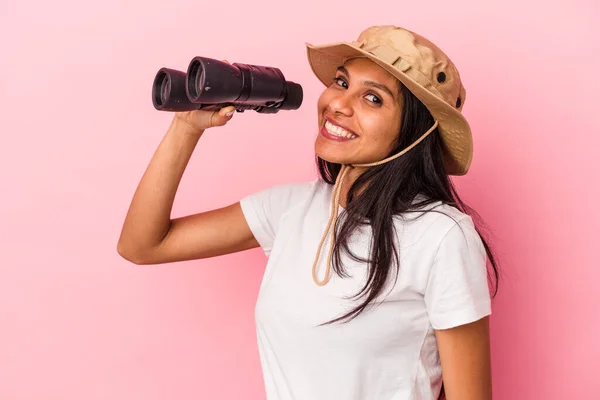 Junge Lateinamerikanische Frau Mit Fernglas Isoliert Auf Rosa Hintergrund — Stockfoto