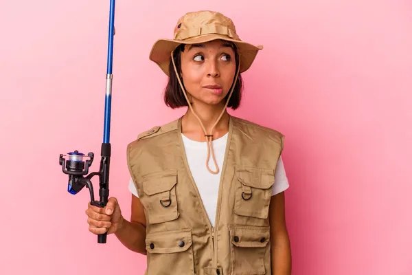 Young Mixed Race Fisherwoman Holding Rod Isolated Pink Background Confused — Stock Photo, Image