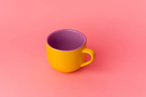 Желтая Чашка Изолированы Розовом Фоне — стоковое фото