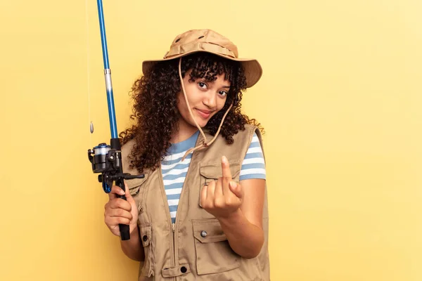 Jovem Pescador Misto Segurando Uma Vara Isolada Fundo Amarelo Apontando — Fotografia de Stock