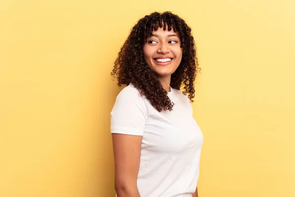 Jong Gemengd Ras Vrouw Geïsoleerd Gele Achtergrond Kijkt Opzij Glimlachend — Stockfoto