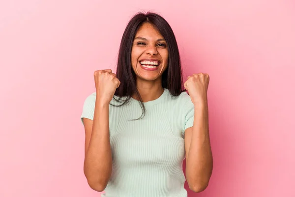 Young Latin Woman Isolated Pink Background Cheering Carefree Excited Victory — Stock Photo, Image