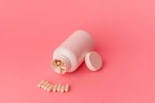 Comprimidos Isolados Sobre Fundo Rosa — Fotografia de Stock