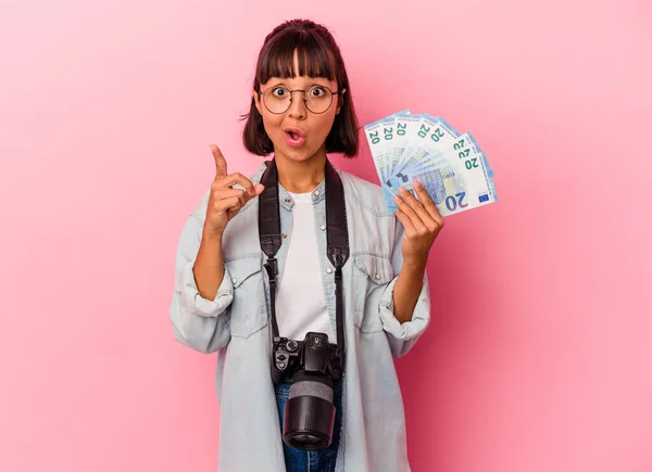 ピンクを基調とした紙幣を持つ若い人種の写真家の女性は アイデア インスピレーションの概念を持っています — ストック写真