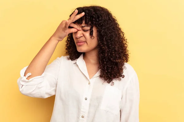 Jonge Gemengde Ras Vrouw Geïsoleerd Gele Achtergrond Met Een Hoofdpijn — Stockfoto