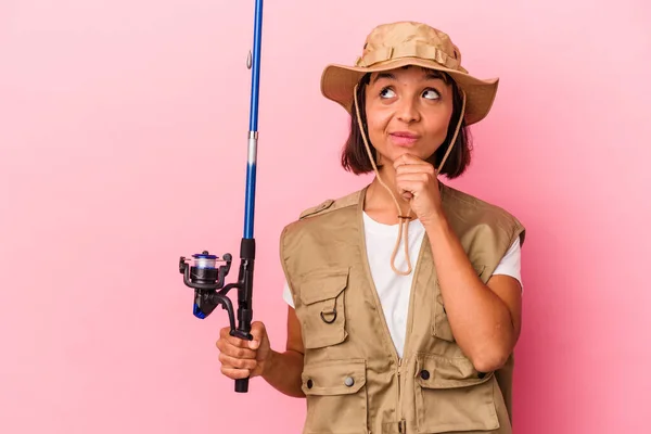 Young Mixed Race Fisherwoman Holding Rod Isolated Pink Background Looking — Stock Photo, Image