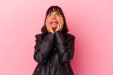 Genç melez kadın, pembe arka planda izole edilmiş sızlanıyor ve ağlıyordu..