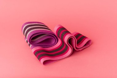 Elastik bantlar pembe arkaplanda izole edildi