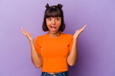 Mor arka planda, zaferi veya başarıyı kutlayan genç melez kadın şaşırmış ve şok olmuştu..