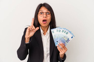 Beyaz arka planda izole edilmiş banknotlar tutan genç Latin kadının bir fikri, ilham konsepti var..