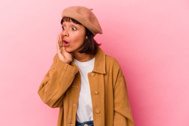 Pembe arka planda soyutlanmış genç melez bir kadın gördüğü bir şey yüzünden şoka uğruyor..