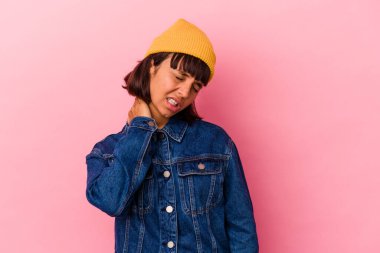 Genç melez kadın pembe arka planda izole edilmiş. Oturaklı yaşam tarzı nedeniyle boyun ağrısı çekiyor..