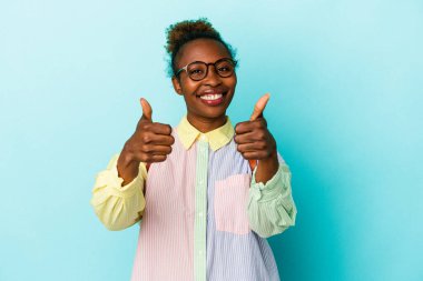 Genç Afro-Amerikan kadın öğrencilerin izole edilmiş geçmişleri var. Baş parmakları var. Bir şey için tezahürat yapıyorlar, destek ve saygı duyuyorlar..