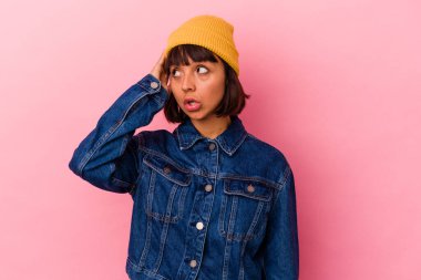 Pembe arka planda soyutlanmış genç melez bir kadın şok geçiriyordu. Önemli bir buluşmayı hatırladı..