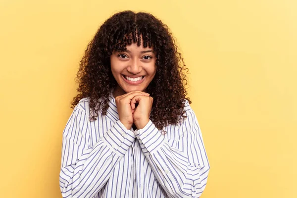 Jonge Gemengde Ras Vrouw Geïsoleerd Gele Achtergrond Houdt Handen Onder — Stockfoto