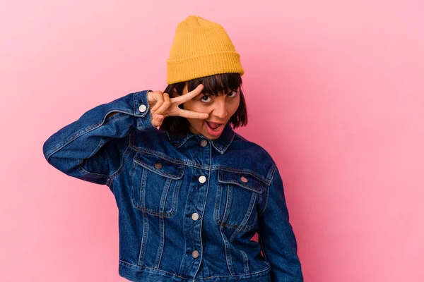 Joven Mujer Mestiza Aislada Sobre Fondo Rosa Bailando Divirtiéndose —  Fotos de Stock