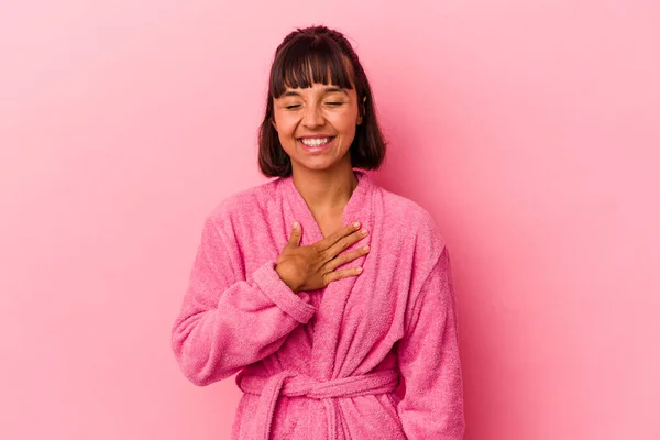 Joven Mujer Raza Mixta Con Albornoz Aislado Sobre Fondo Rosa —  Fotos de Stock