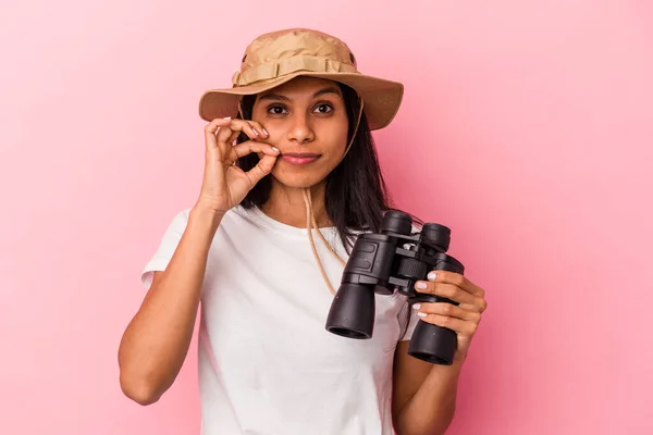 Junge Lateinische Frau Mit Fernglas Auf Rosa Hintergrund Isoliert Mit — Stockfoto