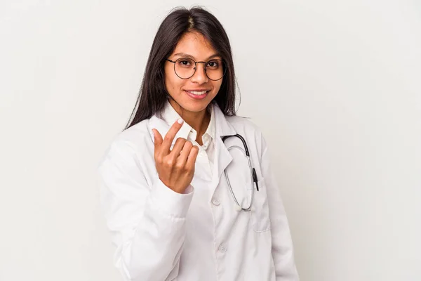 Jovem Médico Latino Mulher Isolado Fundo Branco Apontando Com Dedo — Fotografia de Stock