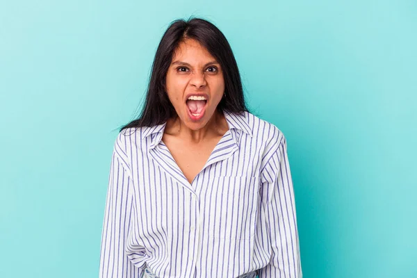 Mujer Latina Joven Aislada Sobre Fondo Azul Gritando Muy Enojada — Foto de Stock