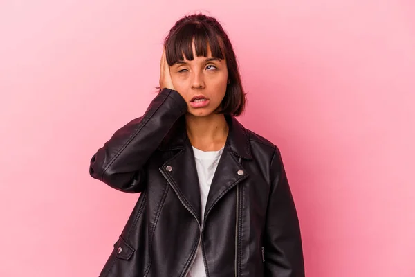 Mujer Joven Mestiza Aislada Sobre Fondo Rosa Cansada Muy Somnolienta —  Fotos de Stock