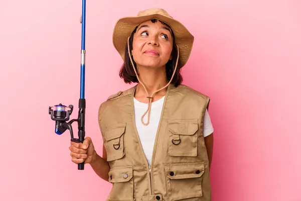 Young Mixed Race Fisherwoman Holding Rod Isolated Pink Background Dreaming — Stock Photo, Image