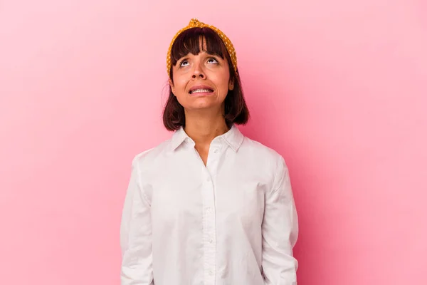 Junge Gemischte Rasse Frau Isoliert Auf Rosa Hintergrund Schreit Sehr — Stockfoto