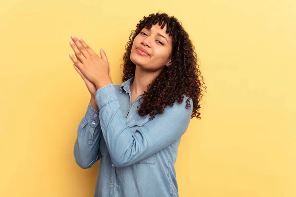Jonge Gemengde Ras Vrouw Geïsoleerd Gele Achtergrond Gevoel Energiek Comfortabel — Stockfoto