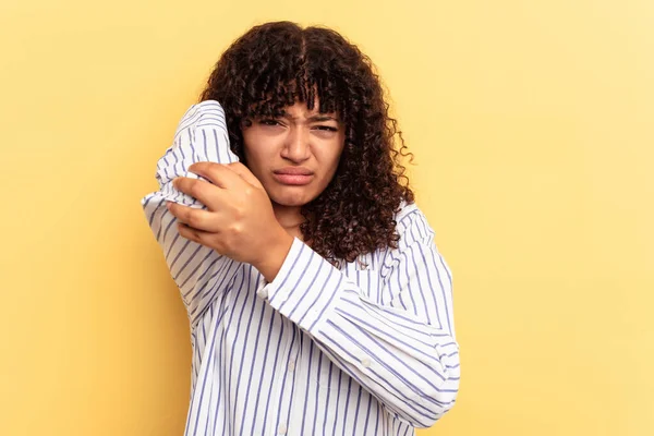 Ung Blandras Kvinna Isolerad Gul Bakgrund Har Nacksmärta Grund Stress — Stockfoto