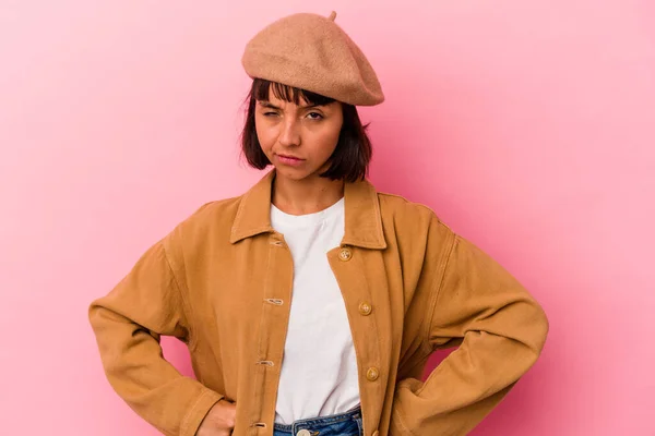 Jovem Mista Mulher Isolada Fundo Rosa Franzindo Cara Desagrado Mantém — Fotografia de Stock