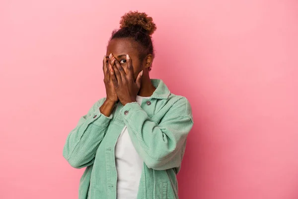Młoda Afroamerykanka Odizolowana Różowym Tle Mruga Palcami Przestraszona Zdenerwowana — Zdjęcie stockowe