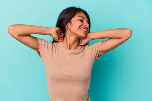 Giovane Donna Latina Isolata Sfondo Blu Sentirsi Fiducioso Con Mani — Foto Stock