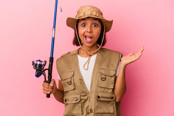 Young Mixed Race Fisherwoman Holding Rod Isolated Pink Background Surprised — Stock Photo, Image