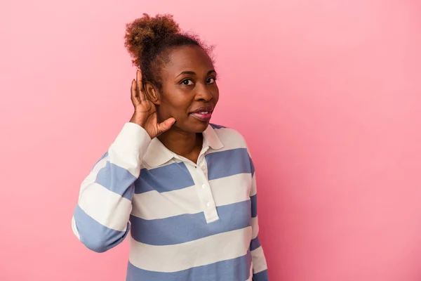 Молода Афроамериканська Жінка Ізольована Рожевому Фоні Намагається Послухати Плітки — стокове фото