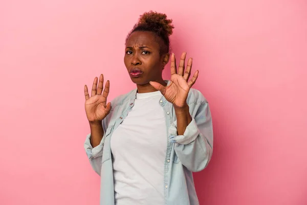 Junge Afrikanisch Amerikanische Frau Isoliert Auf Rosa Hintergrund Lehnt Jemanden — Stockfoto