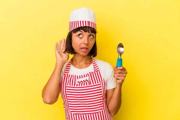 Joven Fabricante Helados Raza Mixta Mujer Sosteniendo Helado Aislado Sobre —  Fotos de Stock