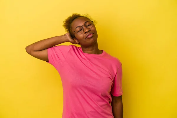 Jonge Afro Amerikaanse Vrouw Geïsoleerd Gele Achtergrond Met Een Nek — Stockfoto