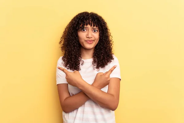 Jonge Gemengde Ras Vrouw Geïsoleerd Gele Achtergrond Punten Zijwaarts Probeert — Stockfoto