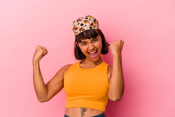 Jonge Gemengde Ras Vrouw Geïsoleerd Roze Achtergrond Juichen Zorgeloos Opgewonden — Stockfoto