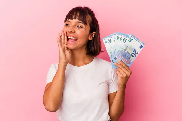 Young Mixed Race Woman Holding Bills Isolated Pink Background Shouting — Stock Photo, Image