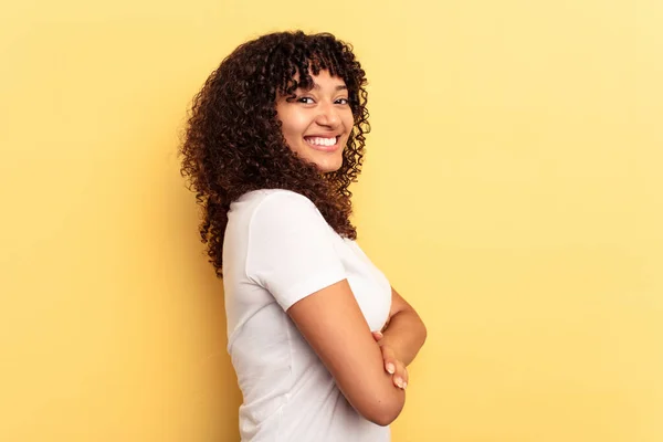 Sarı Arka Planda Izole Edilmiş Genç Melez Kadın Mutlu Güler — Stok fotoğraf
