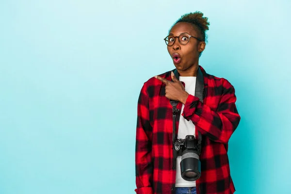 Mladý Fotograf Africká Americká Žena Izolované Modrém Pozadí Ukazuje Stranu — Stock fotografie