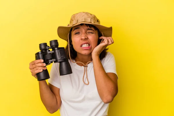 Junge Mischlingsforscherin Mit Ferngläsern Auf Gelbem Hintergrund Die Ohren Mit — Stockfoto