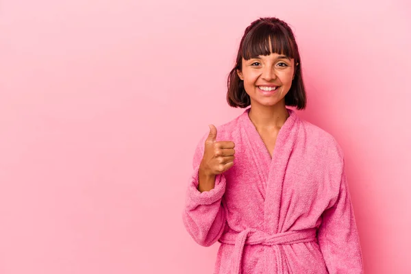 年轻的混血女子身穿浴衣 背景粉色 面带微笑 竖起大拇指 与外界隔绝 — 图库照片